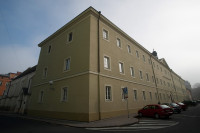 škola - budova školy – pohled na budovu Církevní konzervatoře Německého řádu spolu se sousedním řádovým kostelem sv. Kříže