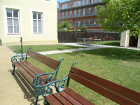 škola - školní dvůr – školní dvůr nabízí prostor pro chvíle odpočinku