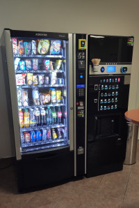 nápojový a svačinový automat –