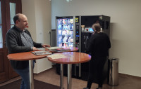 nápojový a svačinový automat –