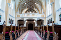 kostel sv. Kříže – Pohled od oltáře na zadní část kostela a kůr s varhanami
