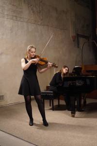 smyčce – Studentka hlavního oboru Hra na violu při vystoupení na Adventním koncertě v síni Sv. Ducha v Krnově.