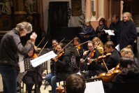 smyčce – Studenti smyčcového oddělení v komorním orchestru na Adventním koncertě konzervatoře.
