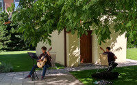hra na kytaru – kytaristé v zahradě