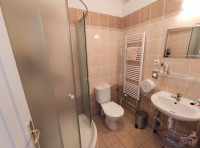 DM - koupelna – každý pokoj má vlastní koupelnu s WC, umyvadlem a sprchovým koutem