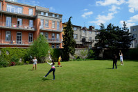 DM - volný čas – studenti využívají zahradu a školní dvůr i k volnočasovým aktivitám