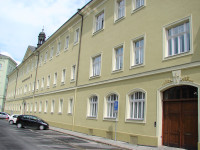 škola - budova školy – pohled na budovu Církevní konzervatoře Německého řádu z ulice Beethovenovy 