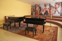 klavíry ve zkušebně sboru – 2 křídla ve sborové aule
