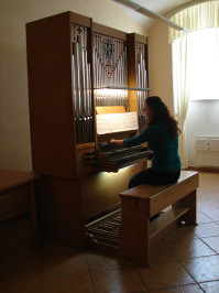 hra na varhany – Studentka hlavního oboru hra na varhany při cvičné hodině na píšťalových varhanách v malé aule.