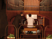 hra na varhany – Pedagog hlavního oboru hra na varhany při koncertním vystoupení na varhanách v síni Sv. Ducha v Krnově.