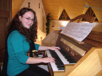 hra na varhany – Studentka varhanního oddělení při vystoupení na Adventním koncertě ve Václavovicích, v rámci mezinárodního festivalu Souznění.